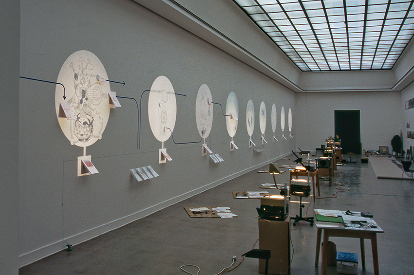 Hannes Kater: Einen sinnvollen Satz machen I, 11 Overheadprojektoren im Kunstverein Hannover, 1998. Foto: Hannes Kater