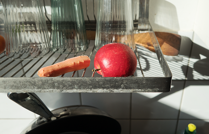 Hannes Kater – "Möhre, Apfel und gelber Spüliflaschendeckel", 2022