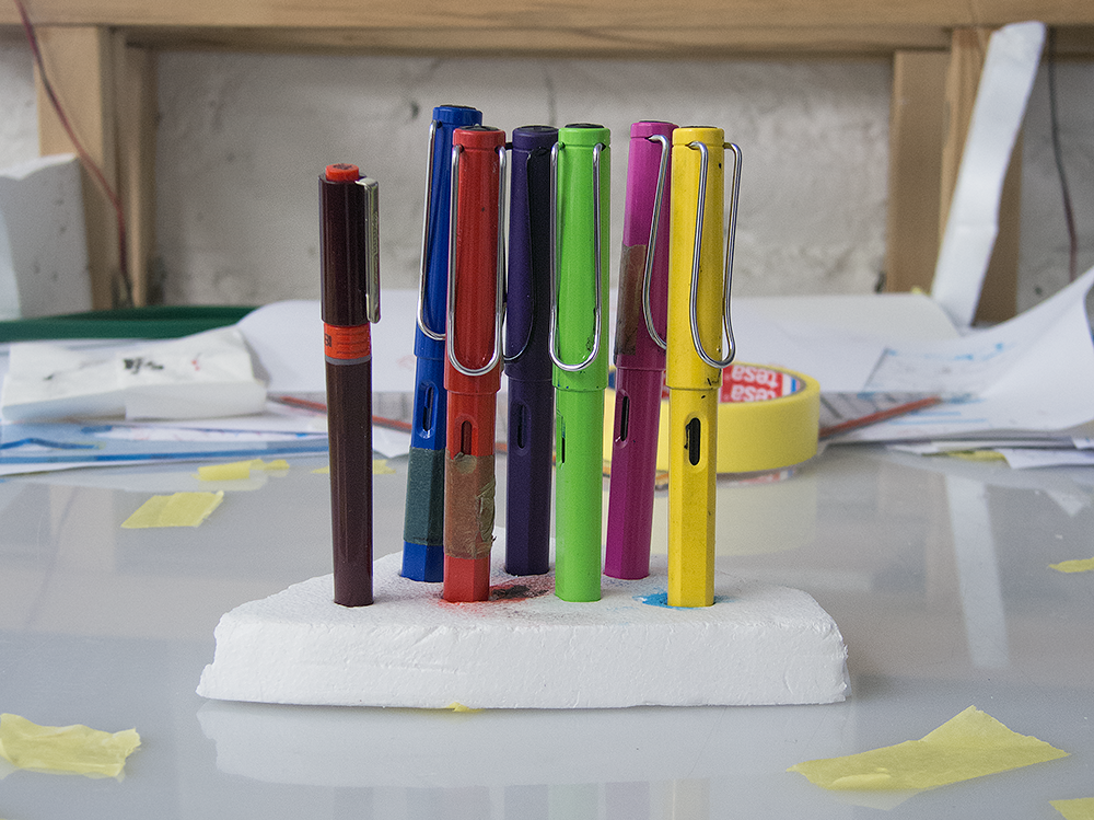 6 Füller mit verschieden breiten Federn, bestückt mit Konvertern mit roter, blauer und schwarzer dokumentenechter Tinte. Und 1 Rapidograph