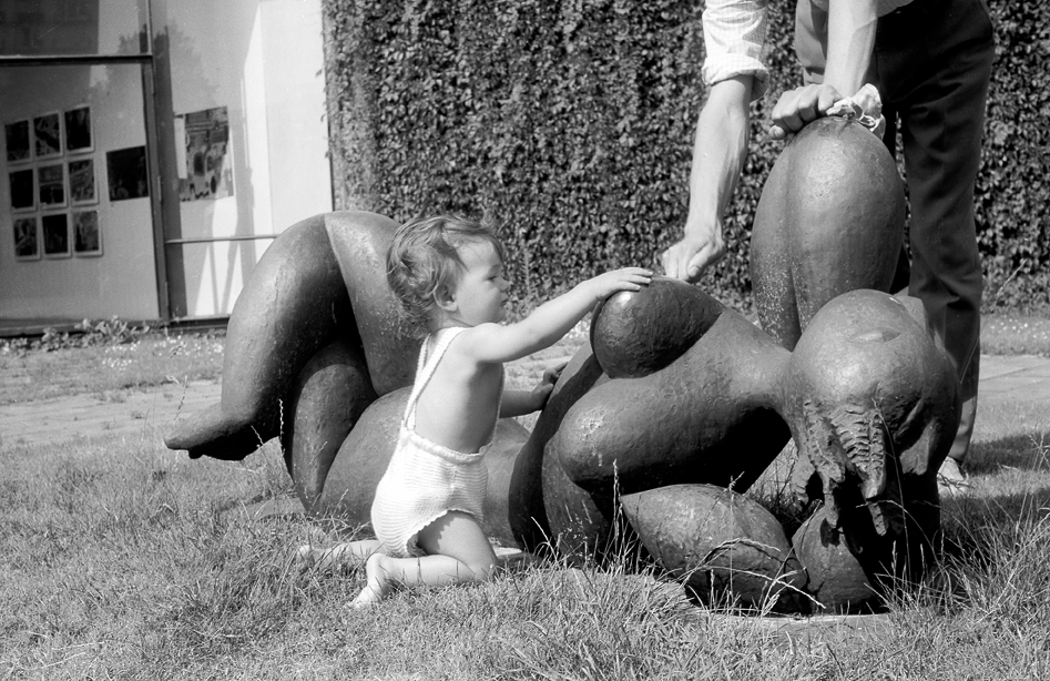 Hannes und Friedrich Kater mit einer Skulptur von Henri Laurens 1966. Foto: Eva Kater-Grunow