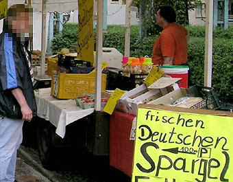 Hannes Kater - Pfeilsituation_03: Marktstand mit Pöbler (links) und Schild mit Pfeil